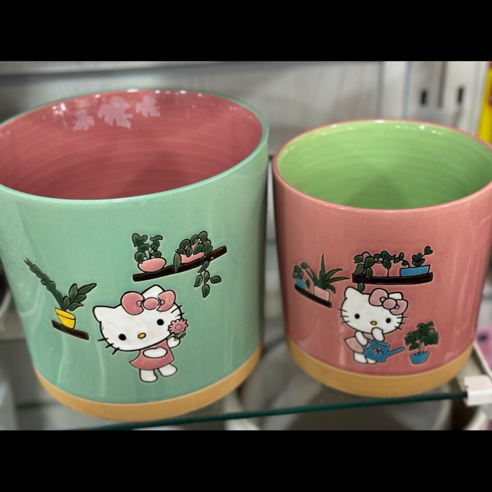 2 blue sky hello kitty planters